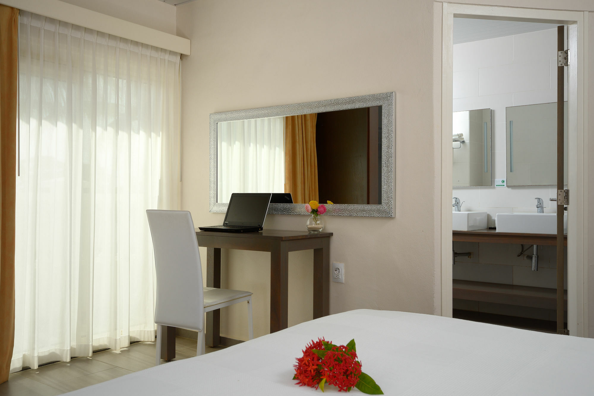 Belmar Oceanfront Apartments Bonaire Esterno foto